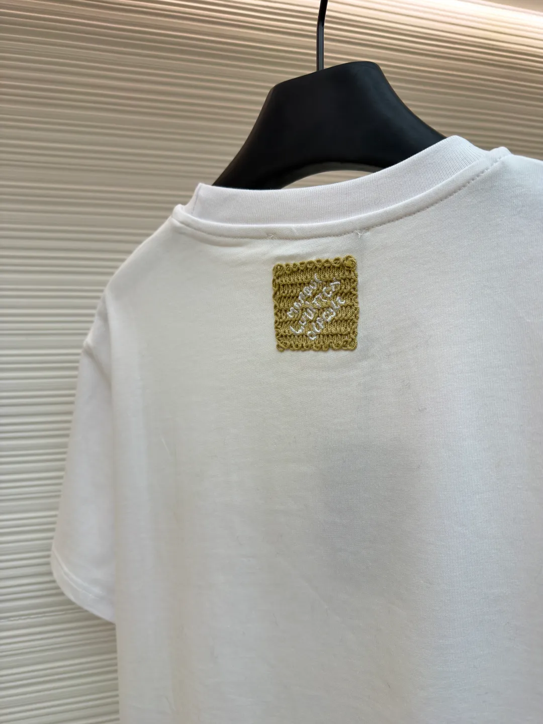 LOUIS VUITTON Raffia letter embroidered short sleeves ●Authentic product: Purchased and developed for 10399 ●Item number: 1680198-X95 ●Material: plain weave high-quality cotton ●Technology: double yarn tensioner thread ●Version: fitted version ●Weight: about 245 grams ●Size: S-M-L-XL ●Description: Clever use of iconic elements like raffia to add a touch of handcrafted flavor to the classic silhouette. Decorated with Louis Vuitton embroidery on the chest and Marque 1.Vuitton Dé 💰osée label on the back. The overall wiring is straight and delicate, the fabric is comfortable and soft, and the color is consistent without color difference. It can be matched with the same style to create a fashionable look and control various occasions. Customized accessories, complete with three standards, same style for men and women!